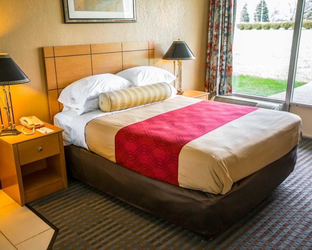 Econo Lodge Shorewood Экстерьер фото