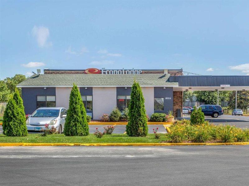 Econo Lodge Shorewood Экстерьер фото