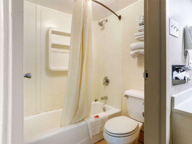 Econo Lodge Shorewood Экстерьер фото
