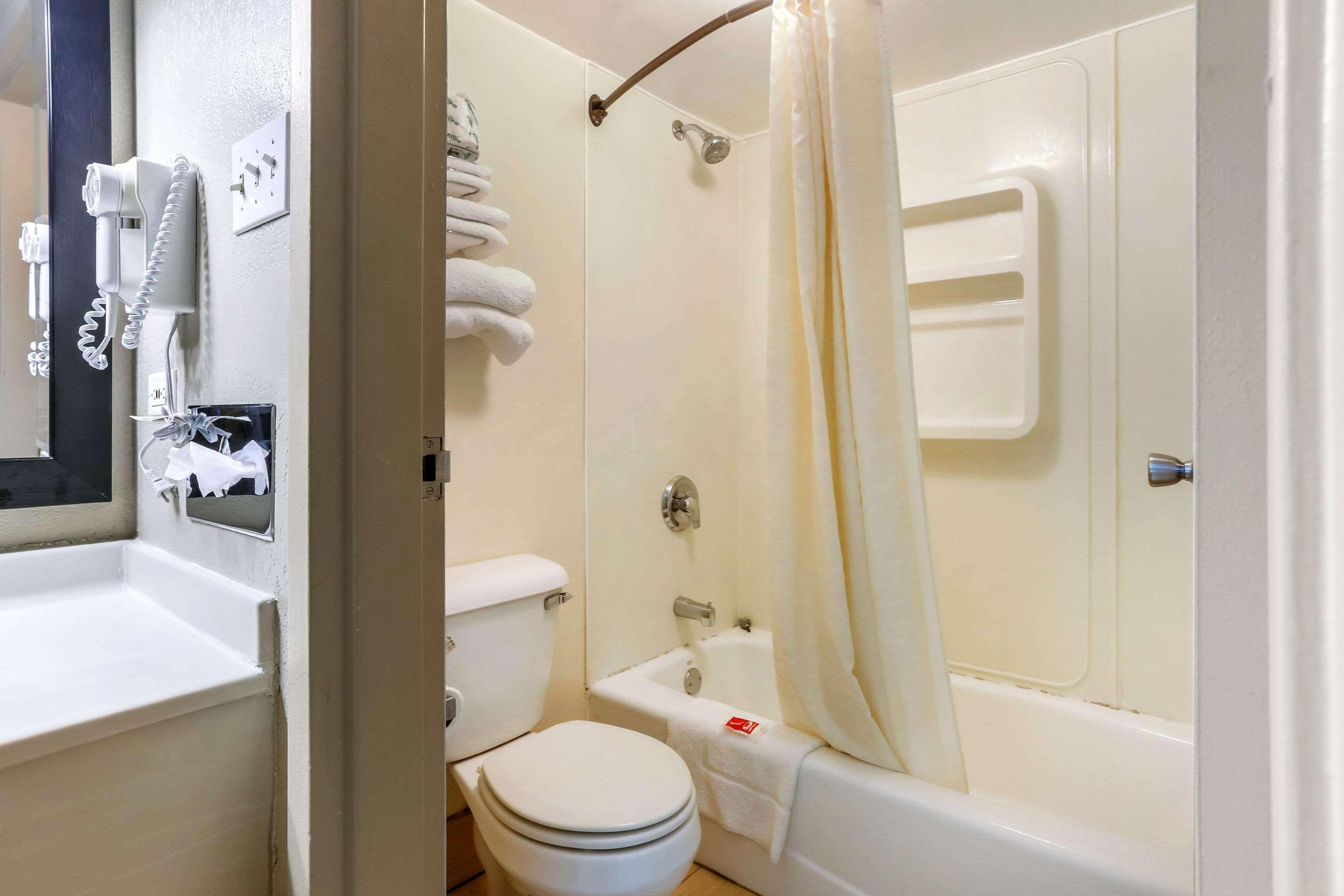 Econo Lodge Shorewood Экстерьер фото