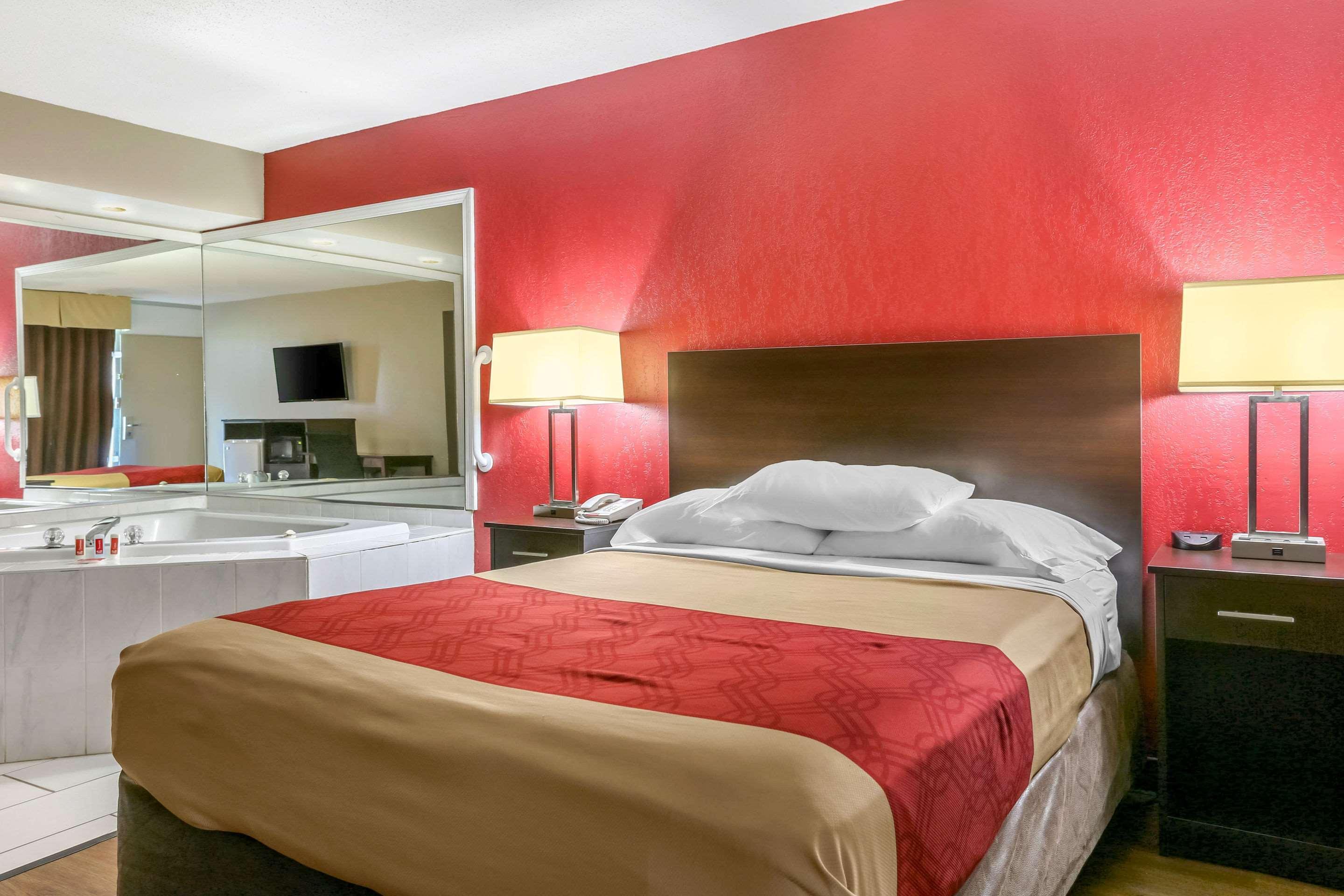 Econo Lodge Shorewood Экстерьер фото
