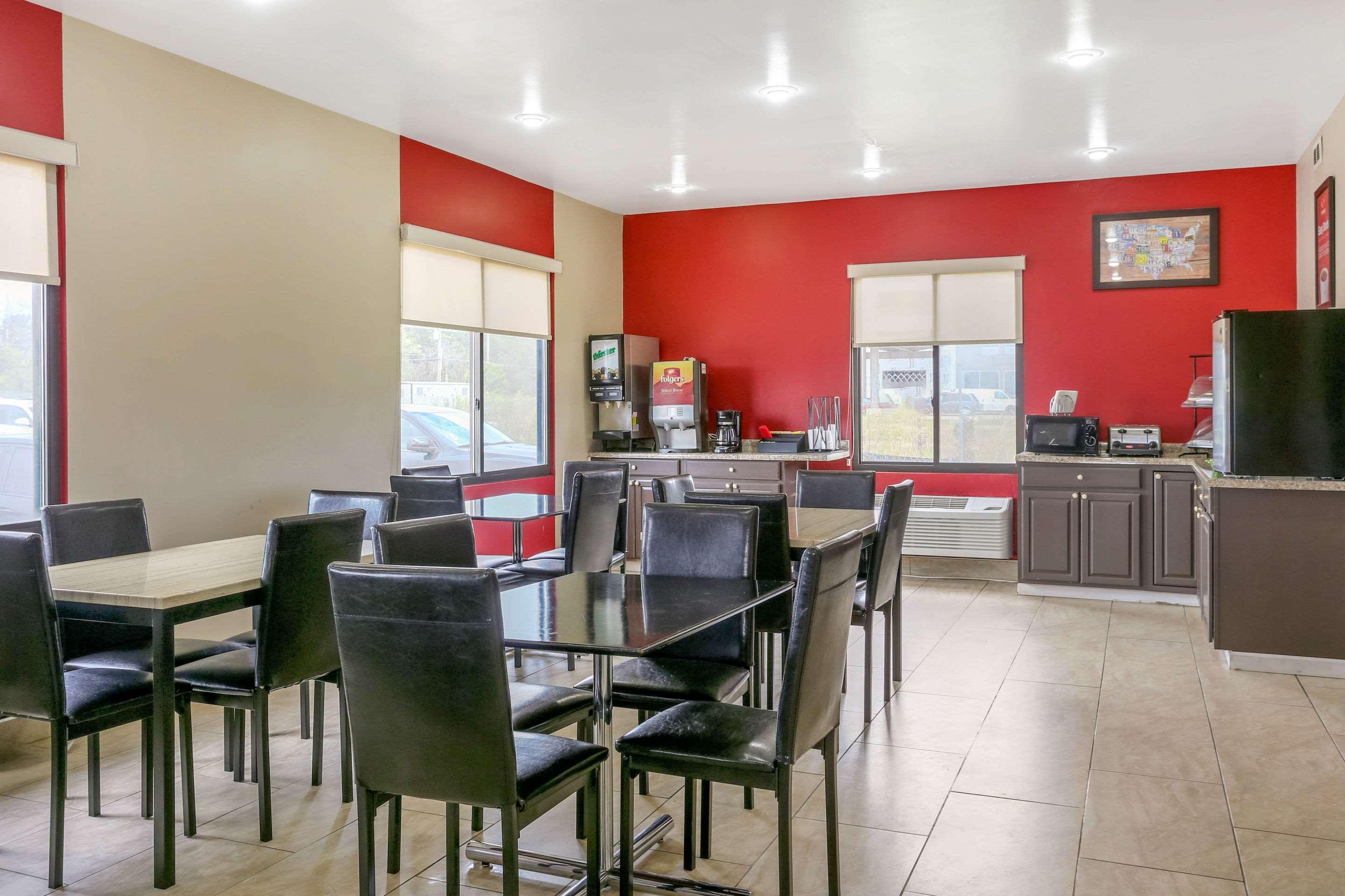 Econo Lodge Shorewood Экстерьер фото