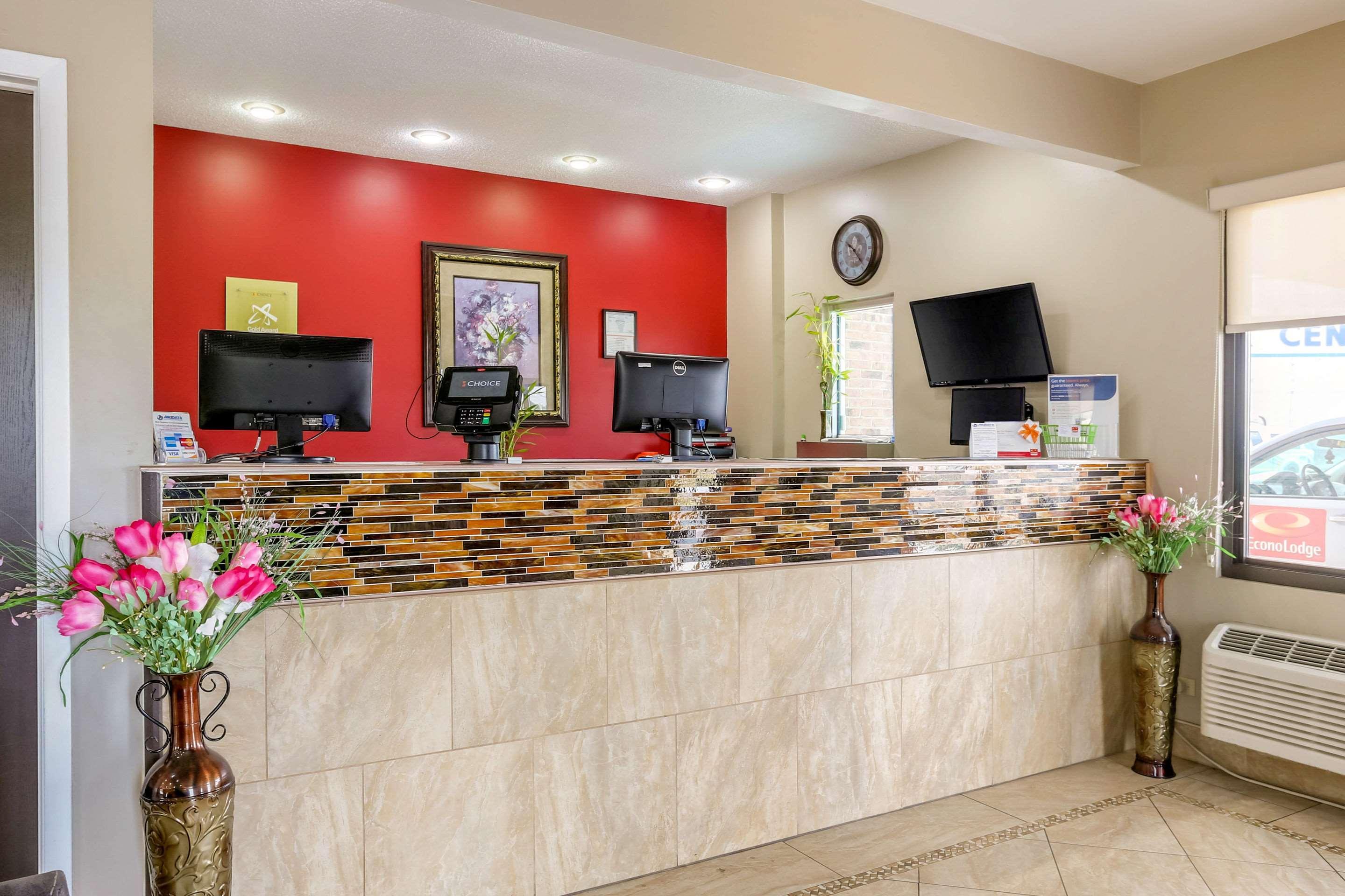 Econo Lodge Shorewood Экстерьер фото
