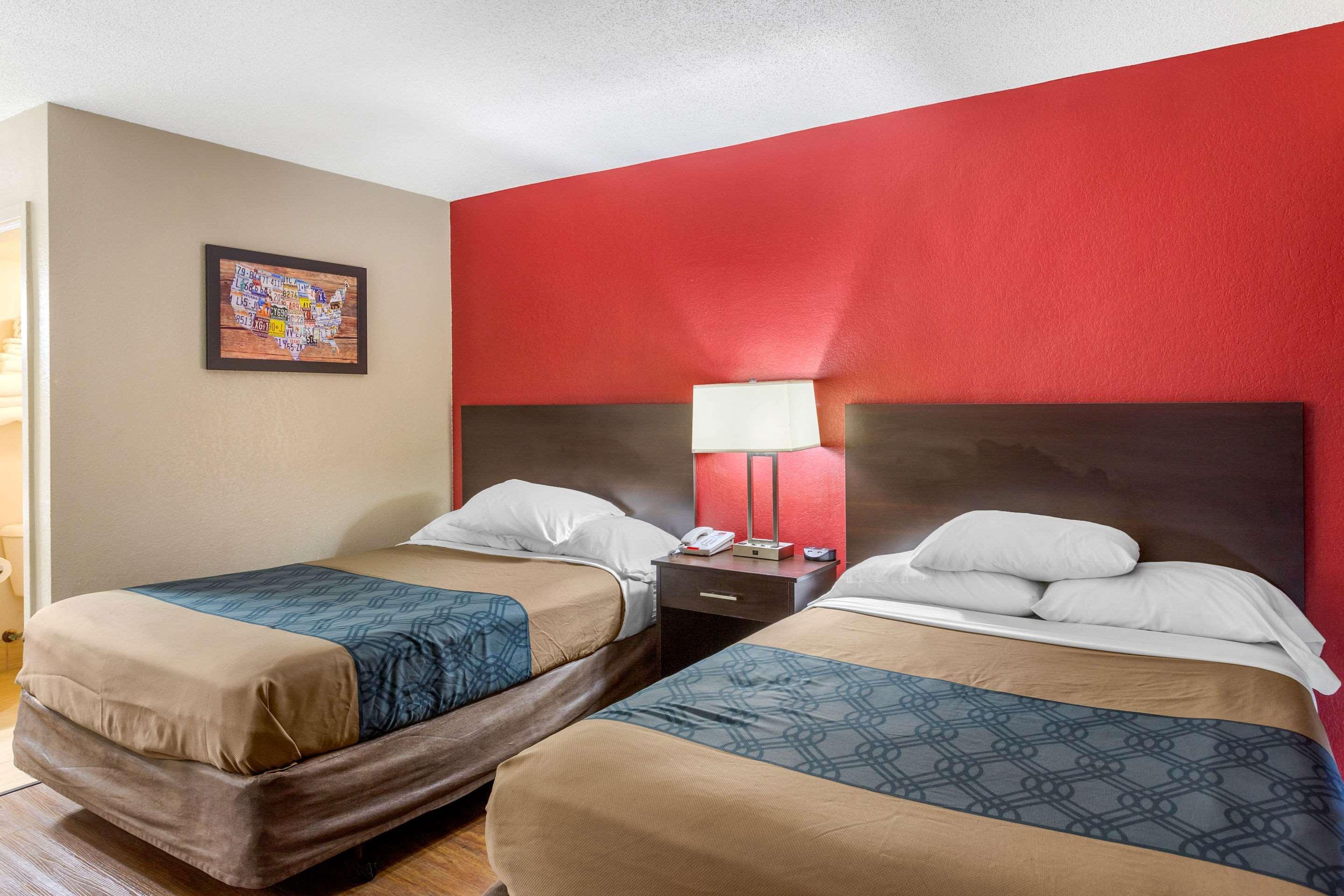 Econo Lodge Shorewood Экстерьер фото