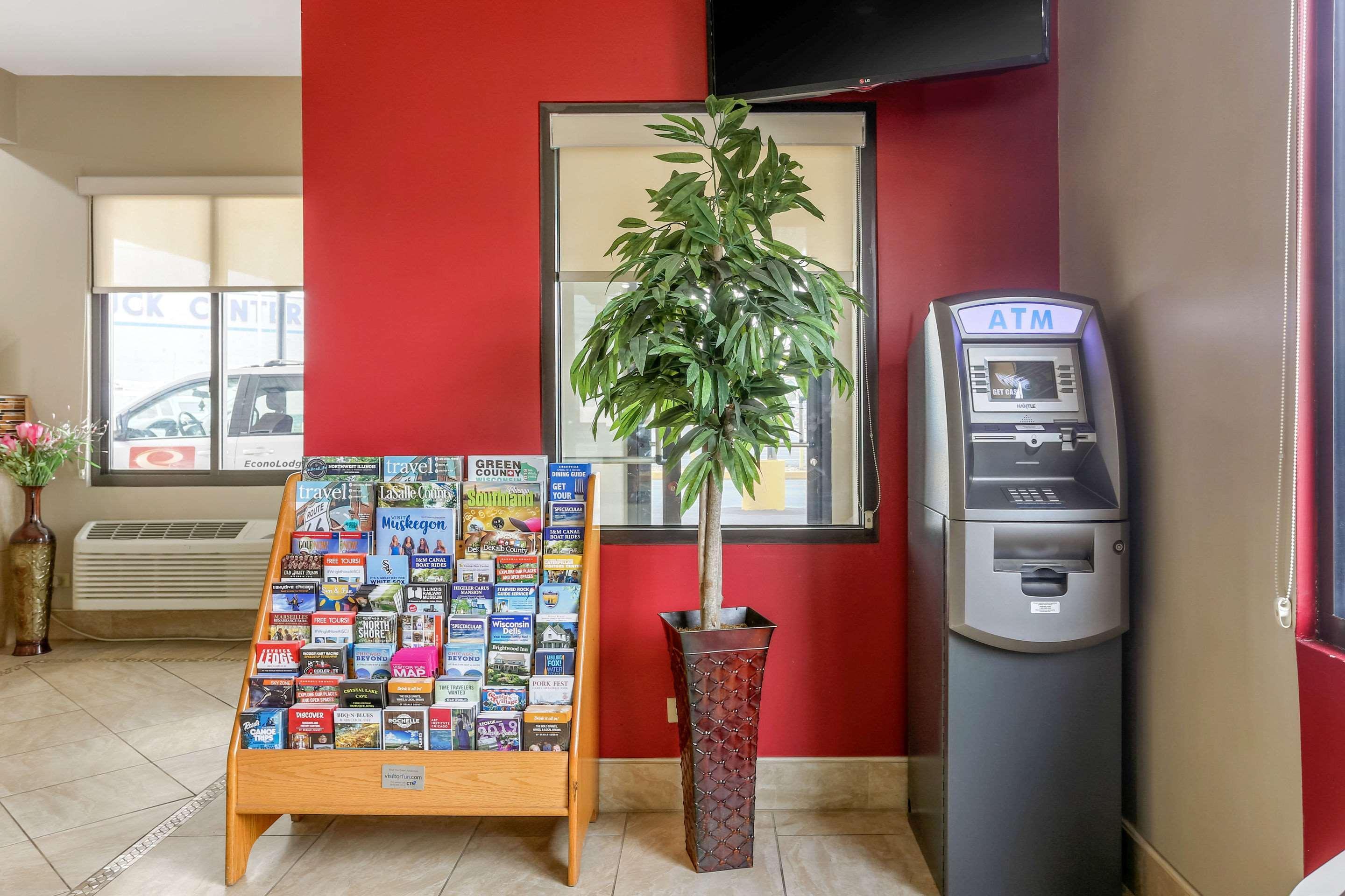 Econo Lodge Shorewood Экстерьер фото