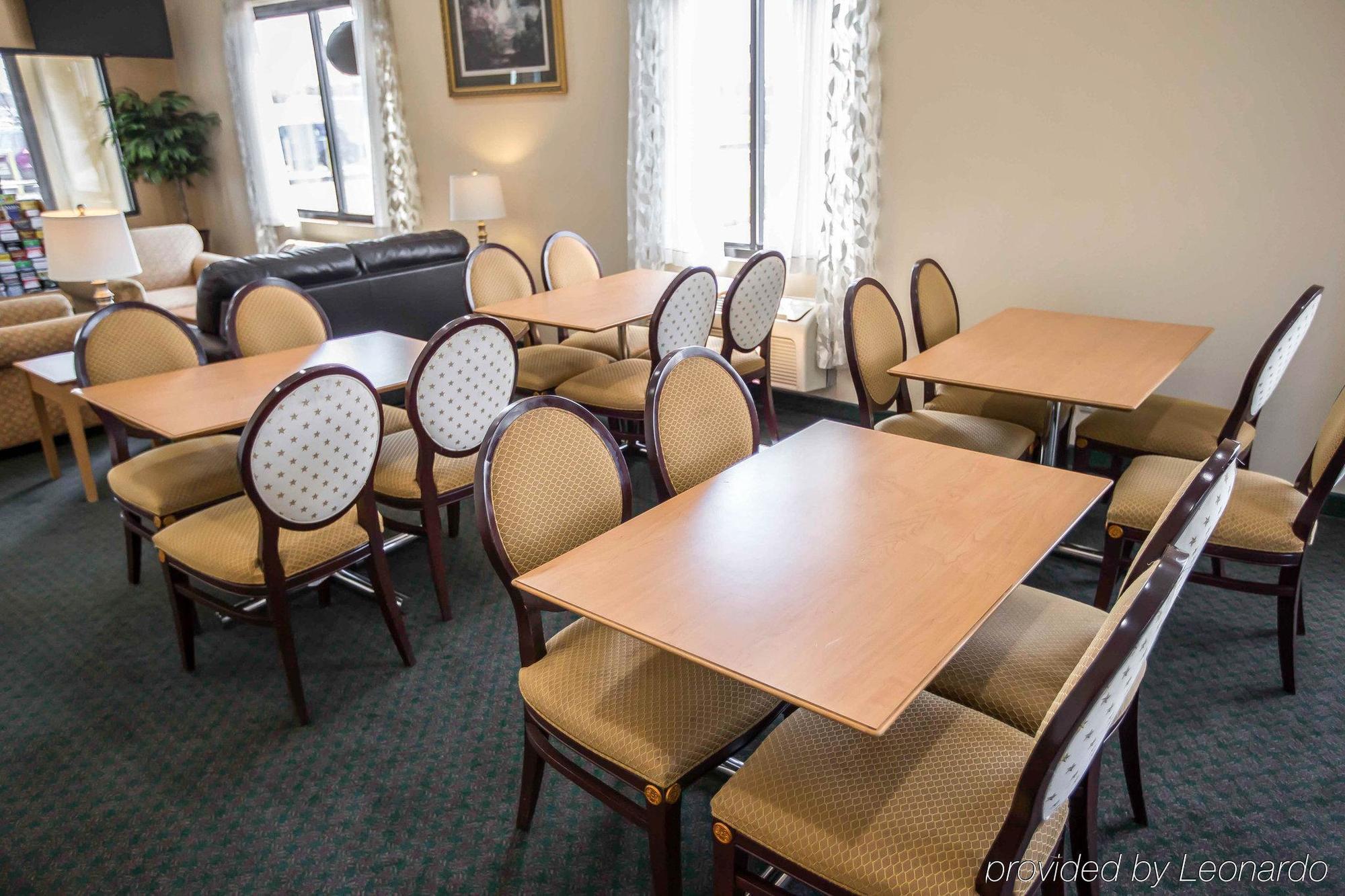 Econo Lodge Shorewood Экстерьер фото