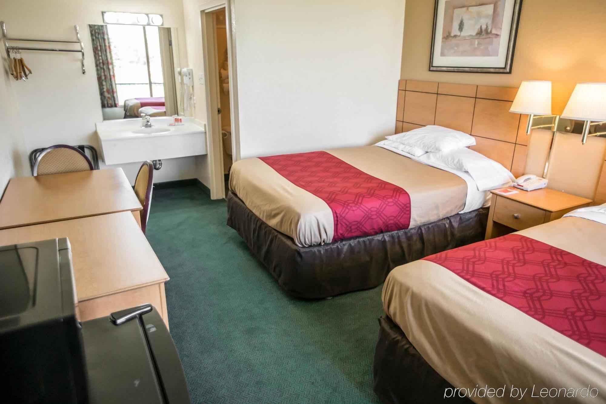 Econo Lodge Shorewood Экстерьер фото