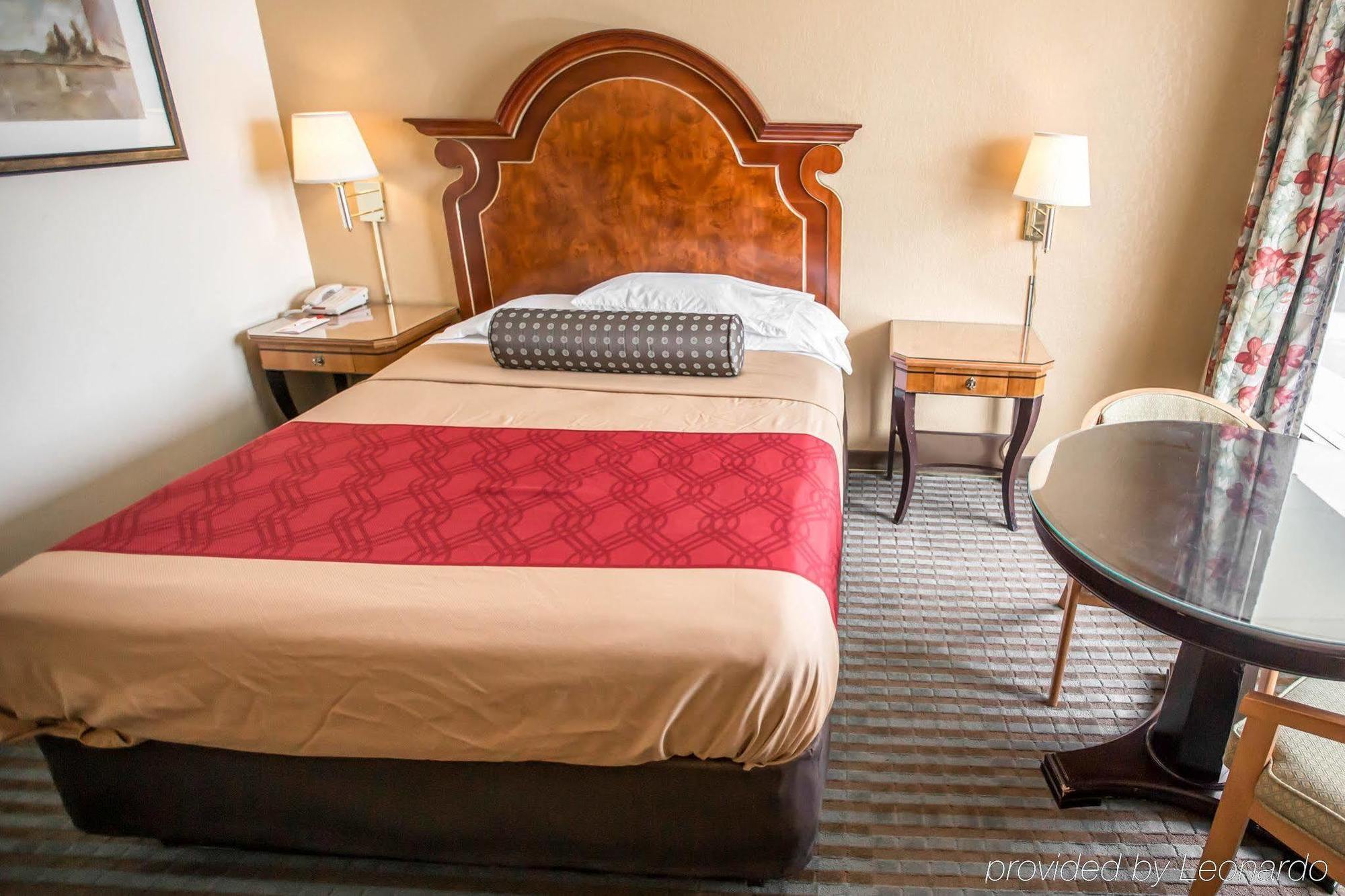 Econo Lodge Shorewood Экстерьер фото