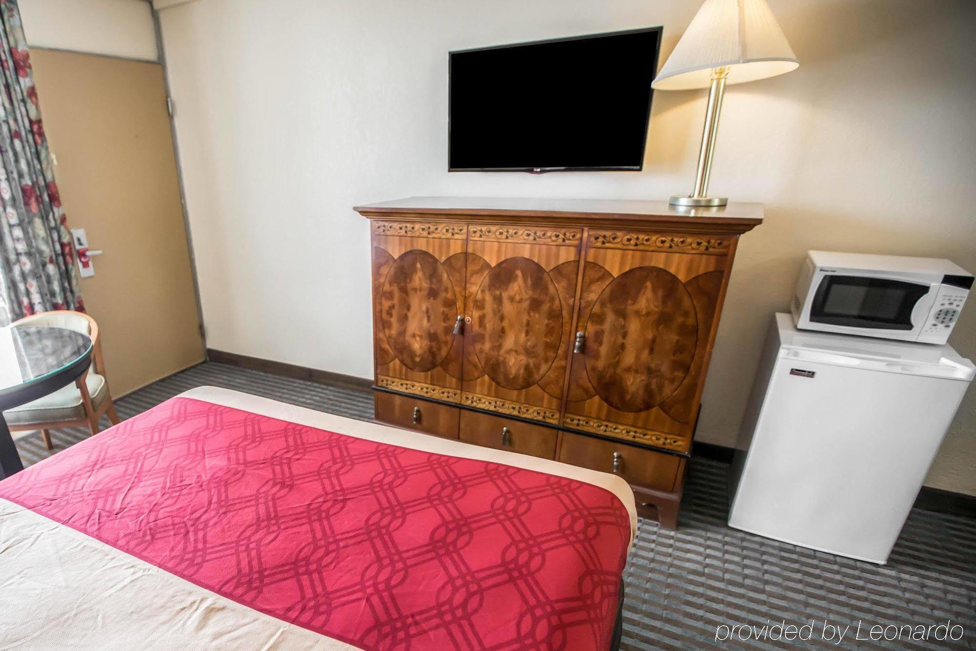 Econo Lodge Shorewood Экстерьер фото