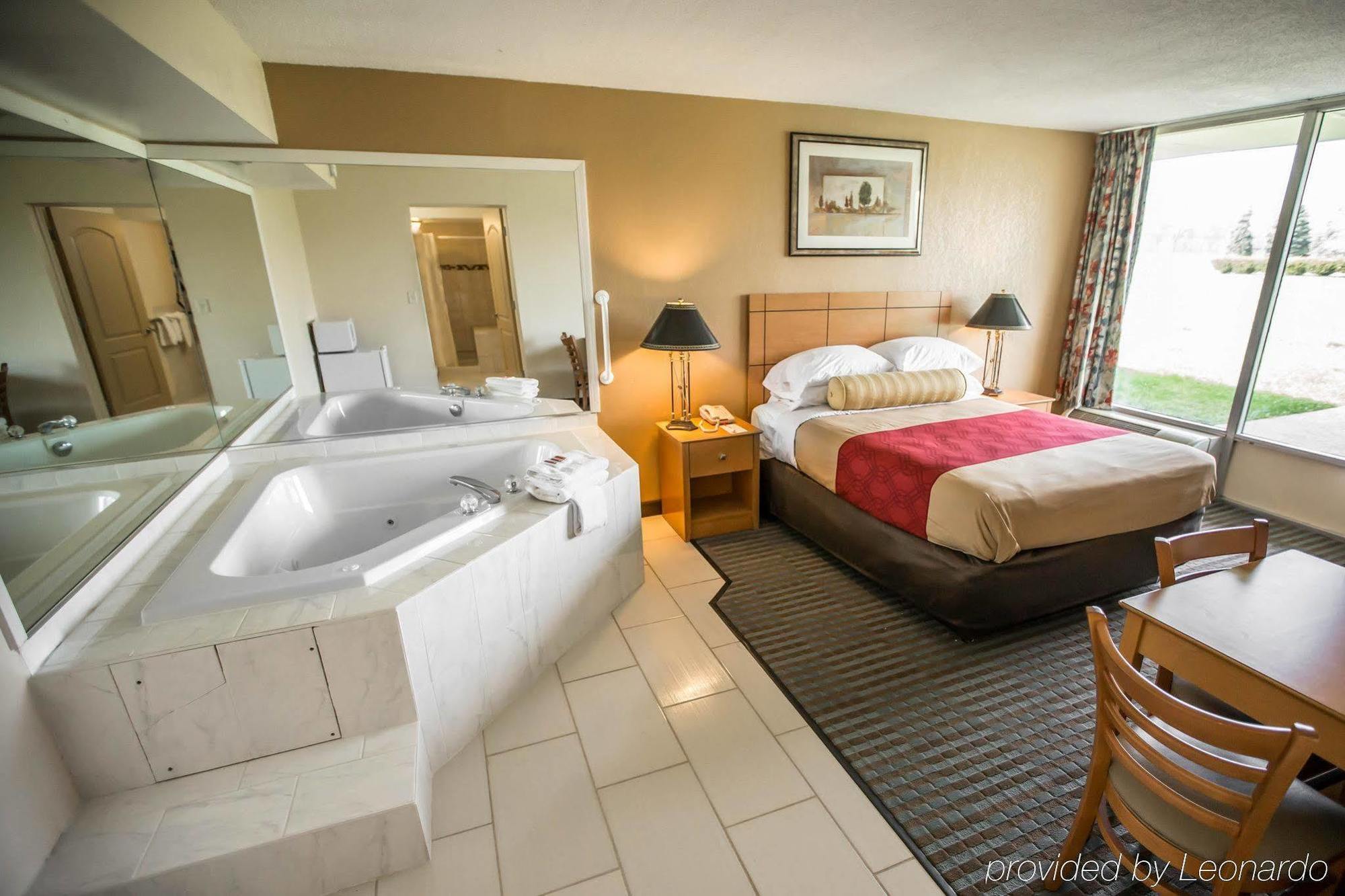 Econo Lodge Shorewood Экстерьер фото