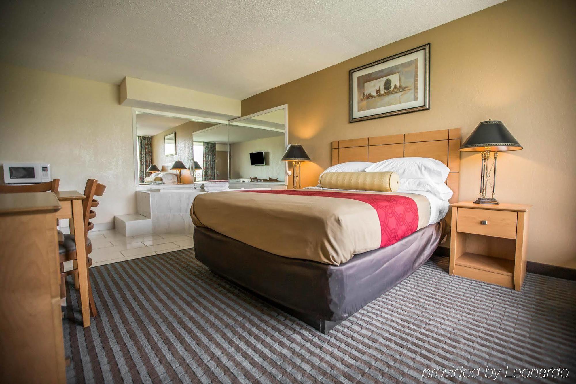 Econo Lodge Shorewood Экстерьер фото