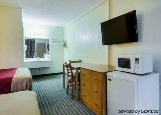 Econo Lodge Shorewood Экстерьер фото